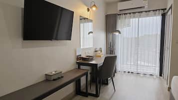 Cofres nos quartos, escrivaninha, cortinas blackout