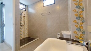 Phòng 3 Grand, bồn tắm | Phòng tắm | Máy sấy tóc, khăn tắm, dầu gội, giấy vệ sinh 