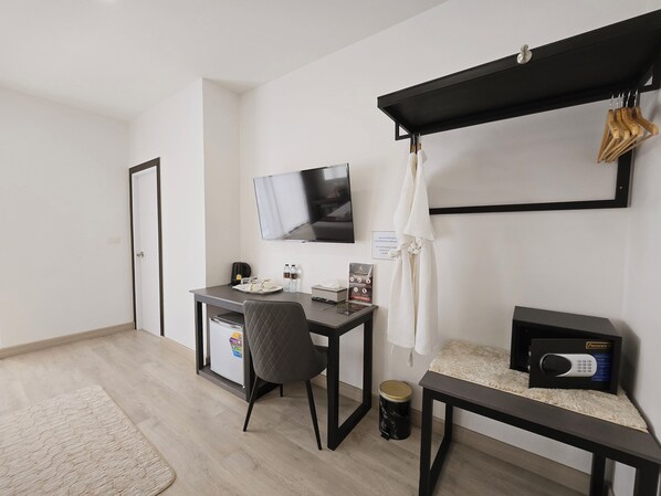 Exclusive Double Room, Bathtub, Mountain View | In-room safe, desk, blackout drapes, soundproofing - Remas Hotel Hat Yai (Khuan Lang)