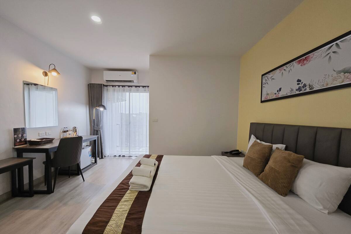 In-room safe, desk, blackout curtains, soundproofing