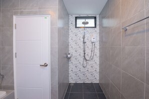 Doppia Exclusive, vasca da bagno, vista montagna | Bagno | Asciugacapelli, asciugamani, shampoo, carta igienica