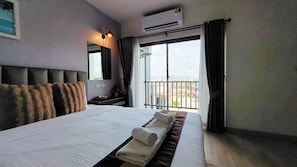 Grand Triple Room, Bathtub | In-room safe, desk, blackout curtains, soundproofing - Remas Hotel Hat Yai (Khuan Lang)
