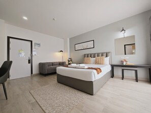 In-room safe, desk, blackout curtains, soundproofing - Remas Hotel Hat Yai (Khuan Lang)