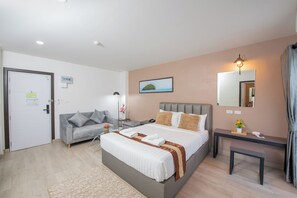 In-room safe, desk, blackout drapes, soundproofing - Remas Hotel Hat Yai (Khuan Lang)