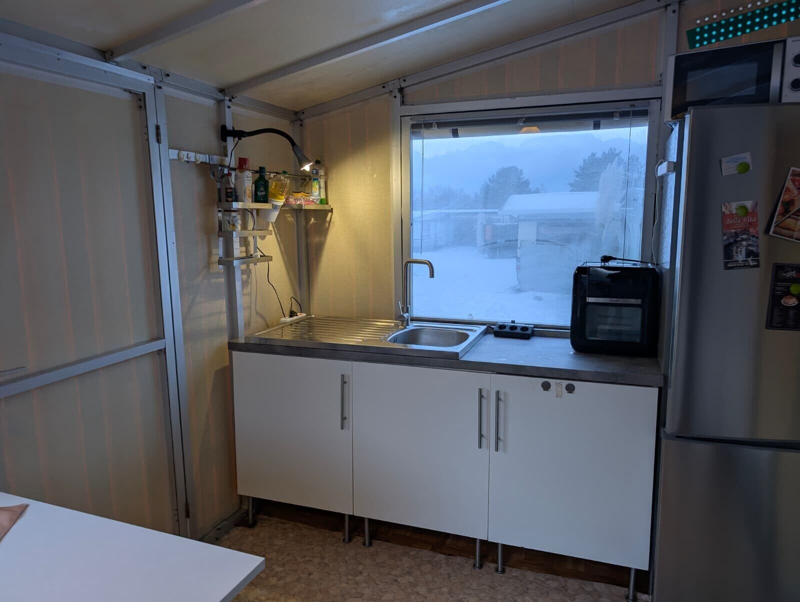 Een koelkast, een magnetron, een oven, een kookplaat