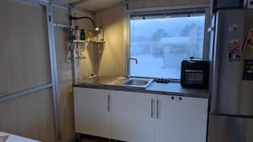 Een koelkast, een magnetron, een oven, een kookplaat