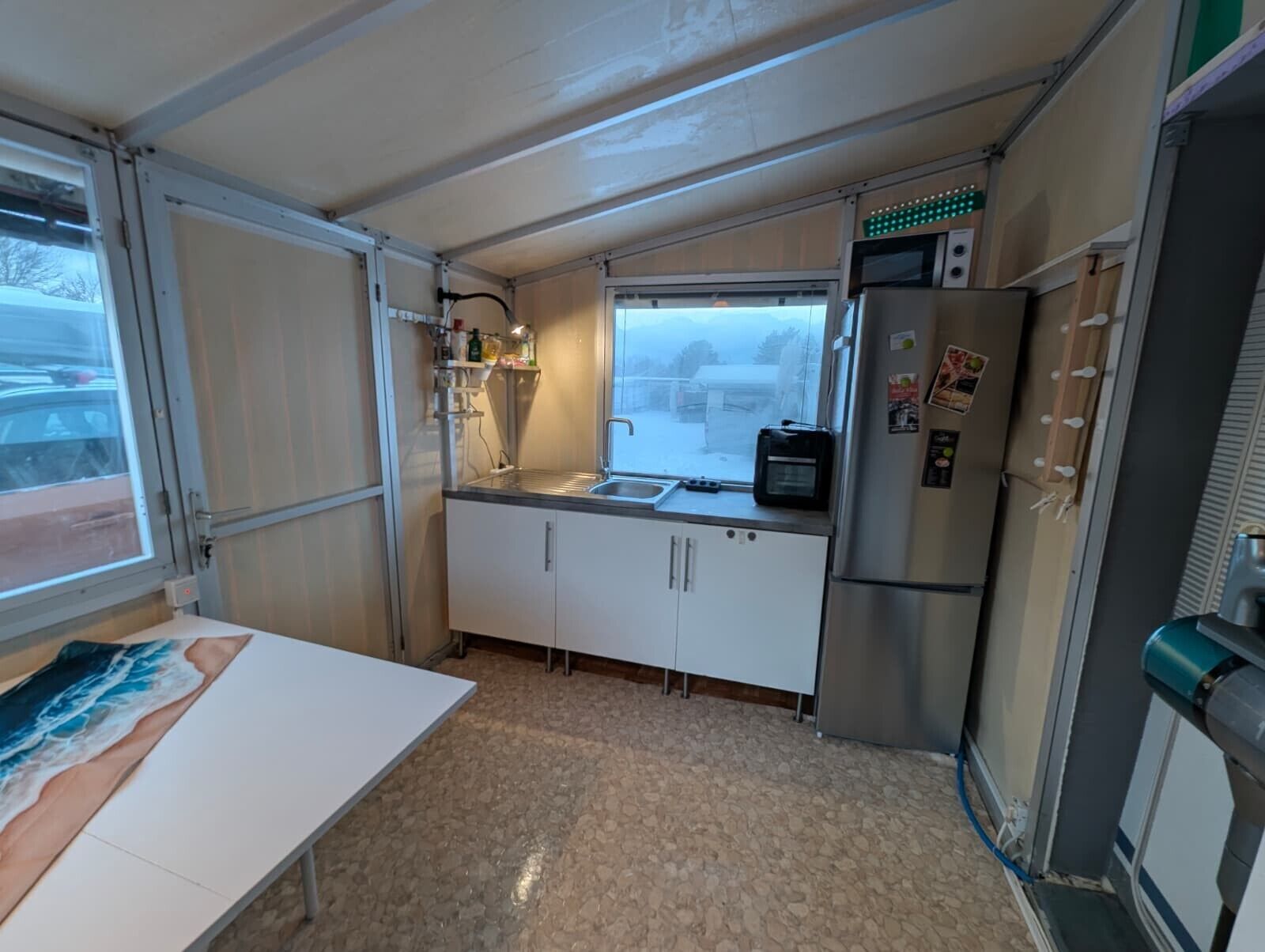 Frigorífico, microondas, horno y placa de cocina