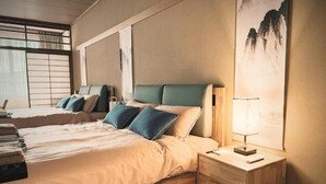 Familie suite, uitzicht op bergen | Een minibar met enkele gratis items, een kluis op de kamer, gratis wifi