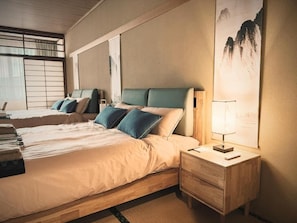 Familie suite, uitzicht op bergen | Een minibar met enkele gratis items, een kluis op de kamer