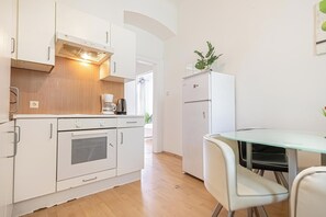 Basic Apartment | Private kitchen | Fridge, microwave, oven, stovetop - Long Stay 3BR Apartment Near Center (Wien)