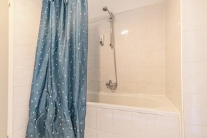 Basic Apartment | Bathroom | Combined shower/tub, free toiletries, hair dryer, towels - Long Stay 3BR Apartment Near Center (Wien)