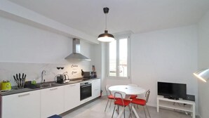 Fridge, microwave, oven, stovetop - Rose Suite in Florence (Florence)