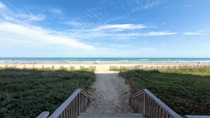 On the beach - Penthouse  Beachfront Views  Renovated (South Padre Island)
