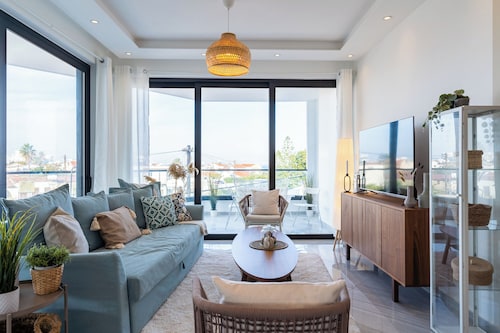 Thálassa 2-BR Apt. & Balcony in Larnaca