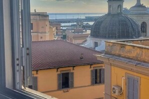 Vista di un edificio con una cupola e un porto sullo sfondo.