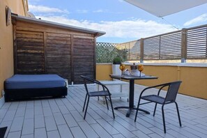 Outdoor dining - Gabriel Penthouse - Comfort, near the cruise ship boarding area, Relax Near the sea (Civitavecchia)