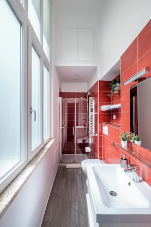 Shower, hair dryer, bidet, towels - Trasté House (Roma)
