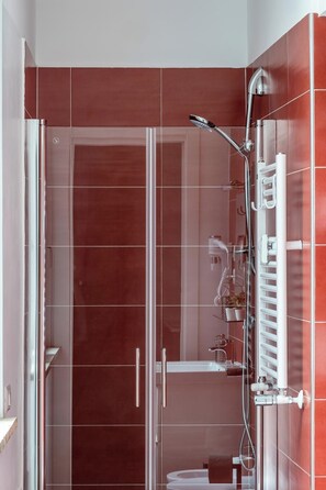 Shower, hair dryer, bidet, towels - Trasté House (Roma)