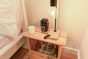 Cortinas blackout, tabla de planchar con plancha y cuna de viaje 