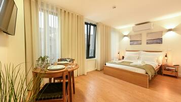 Verduisterende gordijnen, een strijkplank/strijkijzer, reisbedje