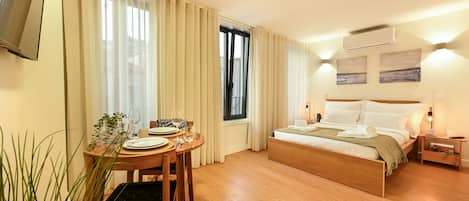 Cortines opaques, planxa i posts de planxar i un bressol de viatge