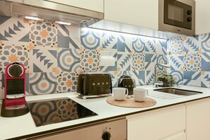 Cortinas blackout, tabla de planchar con plancha y cuna de viaje 