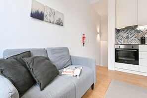 Basic-Maisonette | Wohnbereich | 50-Zoll-Smart-TV mit Kabelempfang