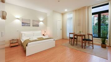 Cortinas blackout, tabla de planchar con plancha y cuna de viaje