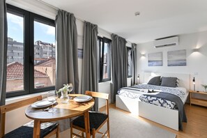 Verdunkelungsvorhänge, Bügeleisen/Bügelbrett, Reisekinderbett