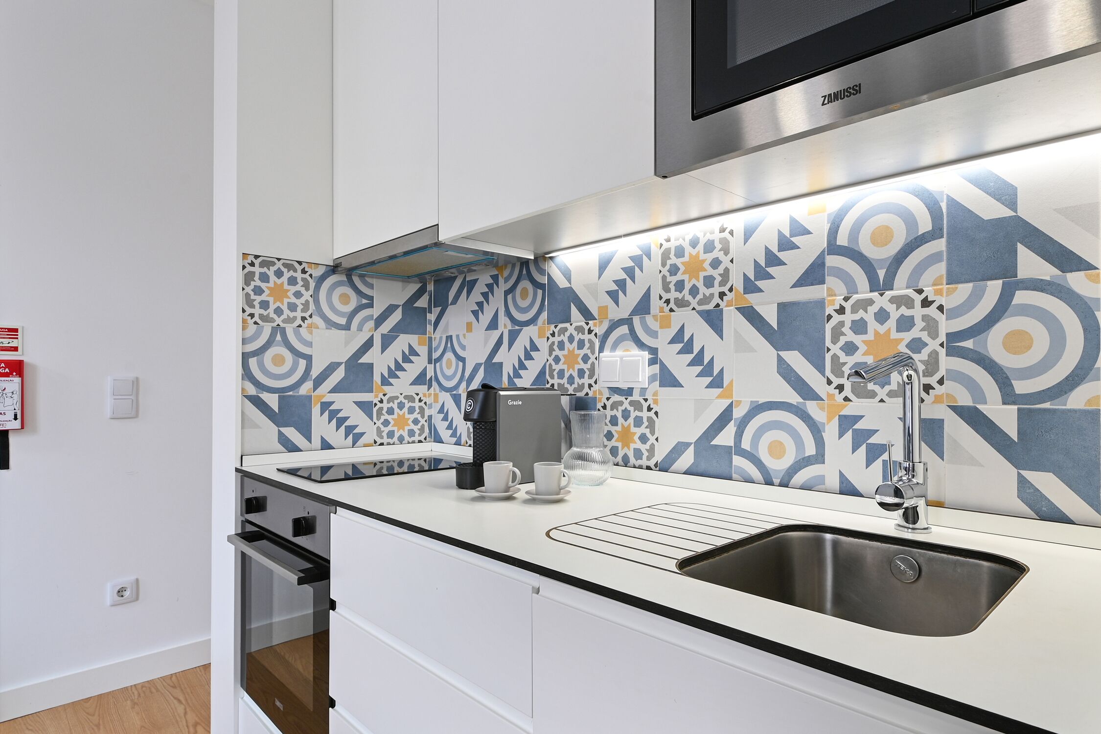 ベーシック デュープレックス | 専用キッチン | 電子レンジ、オーブン、コンロ、食器洗い機