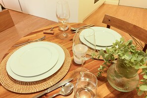 Cortinas blackout, tabla de planchar con plancha y cuna de viaje 