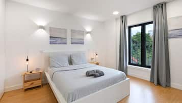 Estudio Confort | Cortinas blackout, tabla de planchar con plancha y cuna de viaje