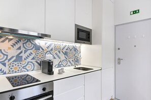Basic Duplex | Private kitchen | Microwave, oven, stovetop, dishwasher - ON Apartments - MA62 (Porto)