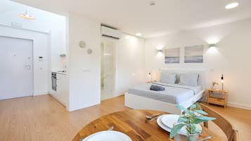 Estudio Confort | Cortinas blackout, tabla de planchar con plancha y cuna de viaje