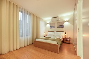 Cortines opaques, planxa i posts de planxar i wifi gratuïta 