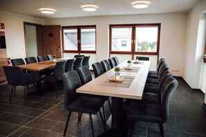 A conference room with a long table, multiple chairs, and large windows. - Das Fränkische Reichenbach (Reichenbach)