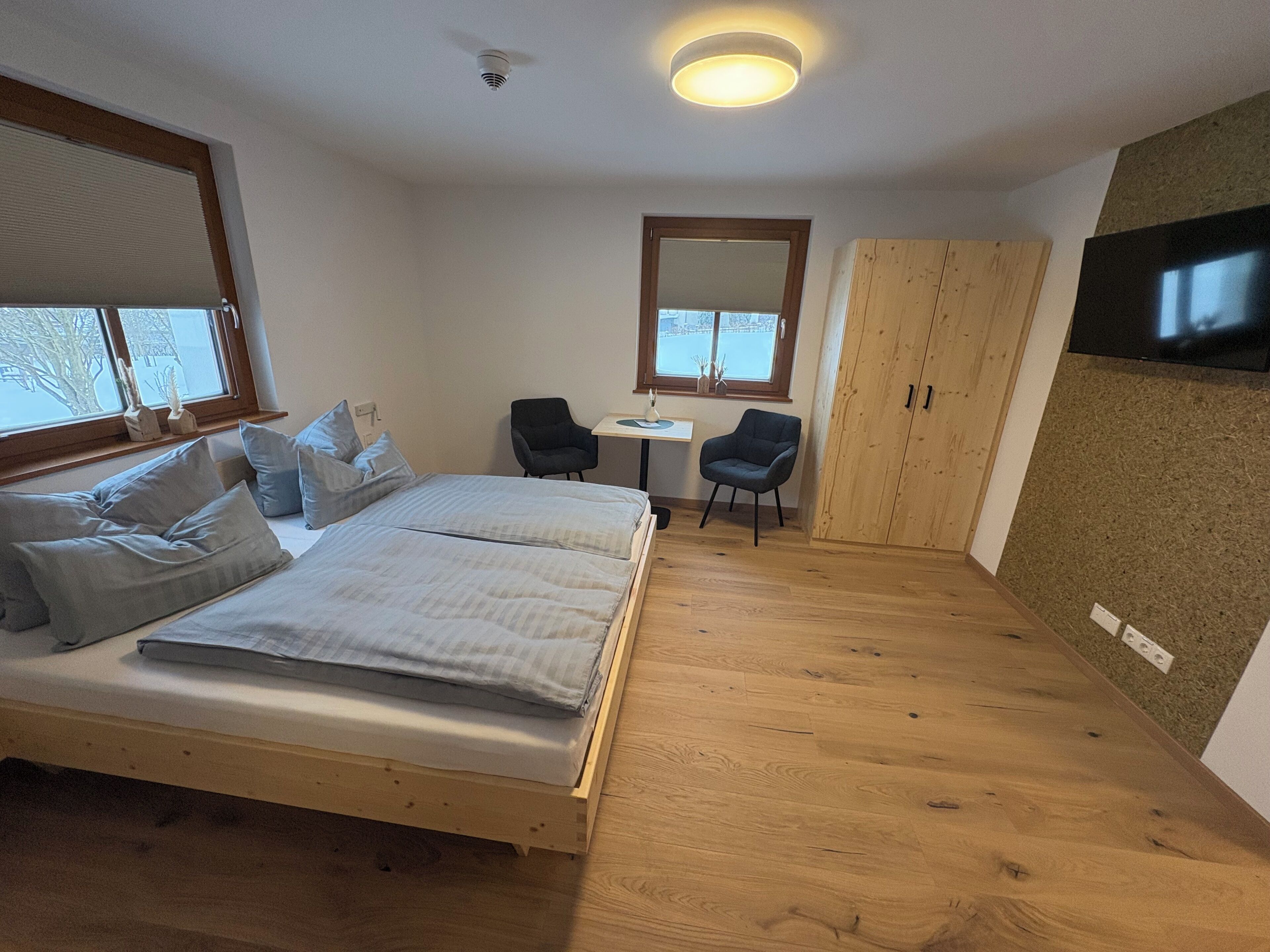 خزنة داخل الغرفة وواي فاي مجانًا وملاءات أسرّة