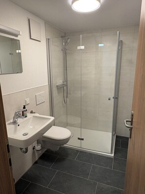 Family Quadruple Room | Bathroom | Towels, toilet paper - Das Fränkische Reichenbach (Reichenbach)