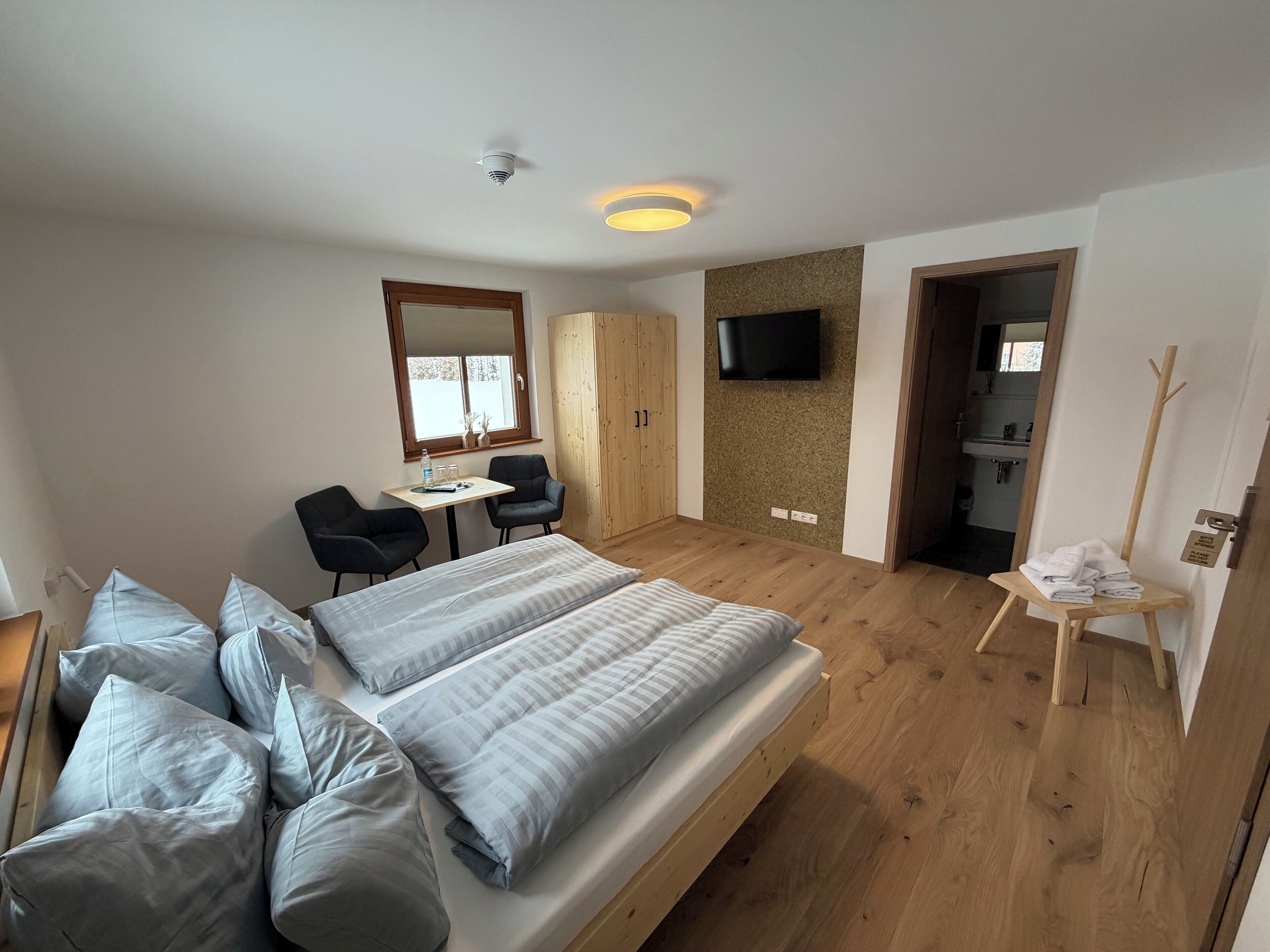 Caja de seguridad en la habitación, wifi gratis y ropa de cama 