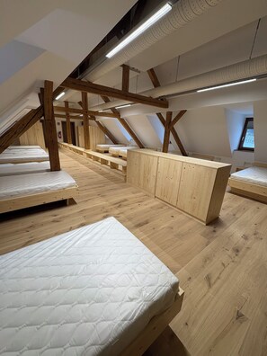 خزنة داخل الغرفة وواي فاي مجانًا وملاءات أسرّة