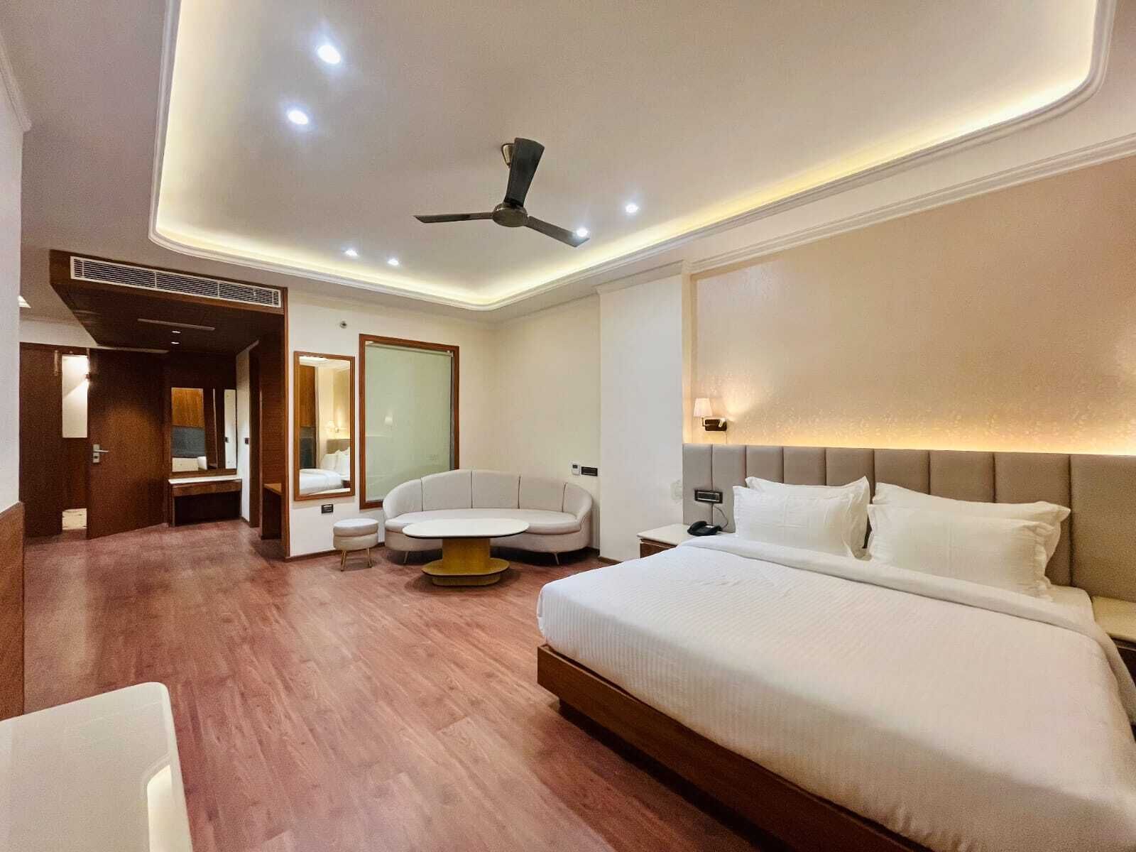 Quarto executivo | Cofres nos quartos, escrivaninha, espaço de trabalho para notebook