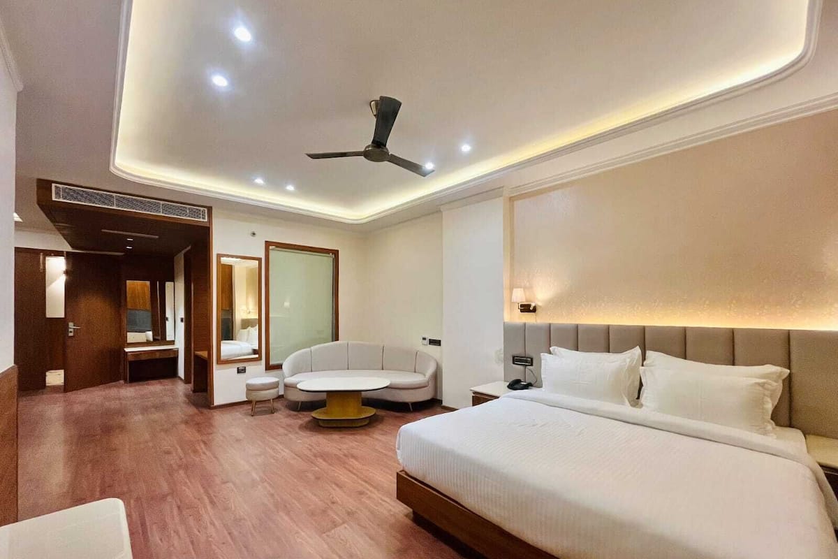 Quarto executivo | Cofres nos quartos, escrivaninha, espaço de trabalho para notebook