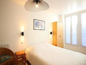 1 chambre, fer et planche à repasser, lit parapluie, Wi-Fi gratuit