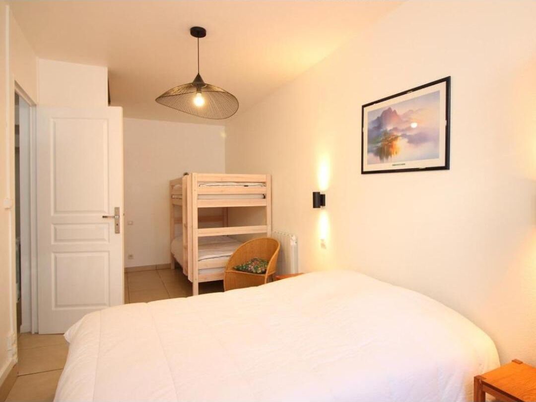 1 habitación, tabla de planchar con plancha y cuna de viaje 