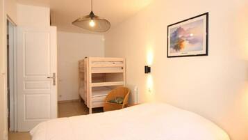 1 habitación, tabla de planchar con plancha y cuna de viaje