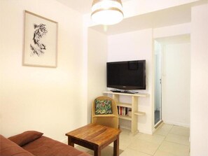 Smart-TV, DVD-Player, Bücher, Musikbibliothek