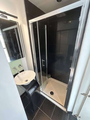 Shower, hair dryer, towels - The Elden - No. 12 - Fairway Hosting (Greater London)