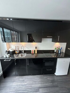 Réfrigérateur, four, plaque de cuisson, cafetière/bouilloire
