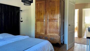 Tabla de planchar con plancha, wifi y ropa de cama