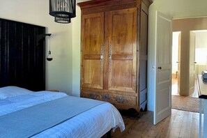 Tabla de planchar con plancha, wifi y ropa de cama 